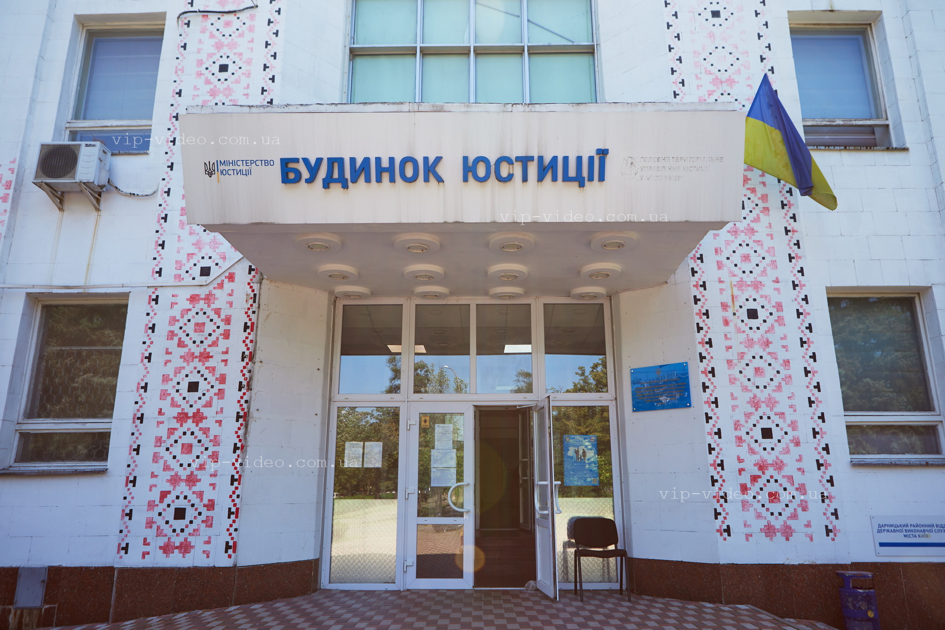 Фотографія вигляду вхідної групи будівлі Дарницького РАЦС міста Київ