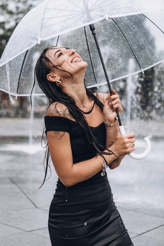 Фотографія дівчини з парасолькою під дощем Дівчина наречена під дощем з парасолької