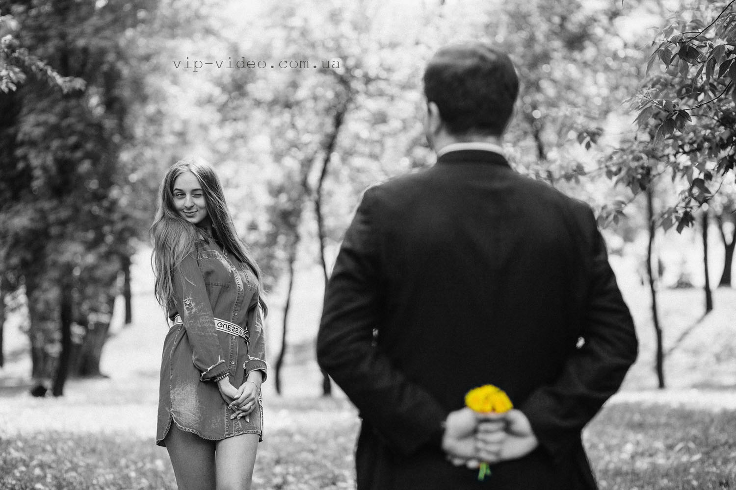 Чорно біла фотографія кохання у стилі Love Story