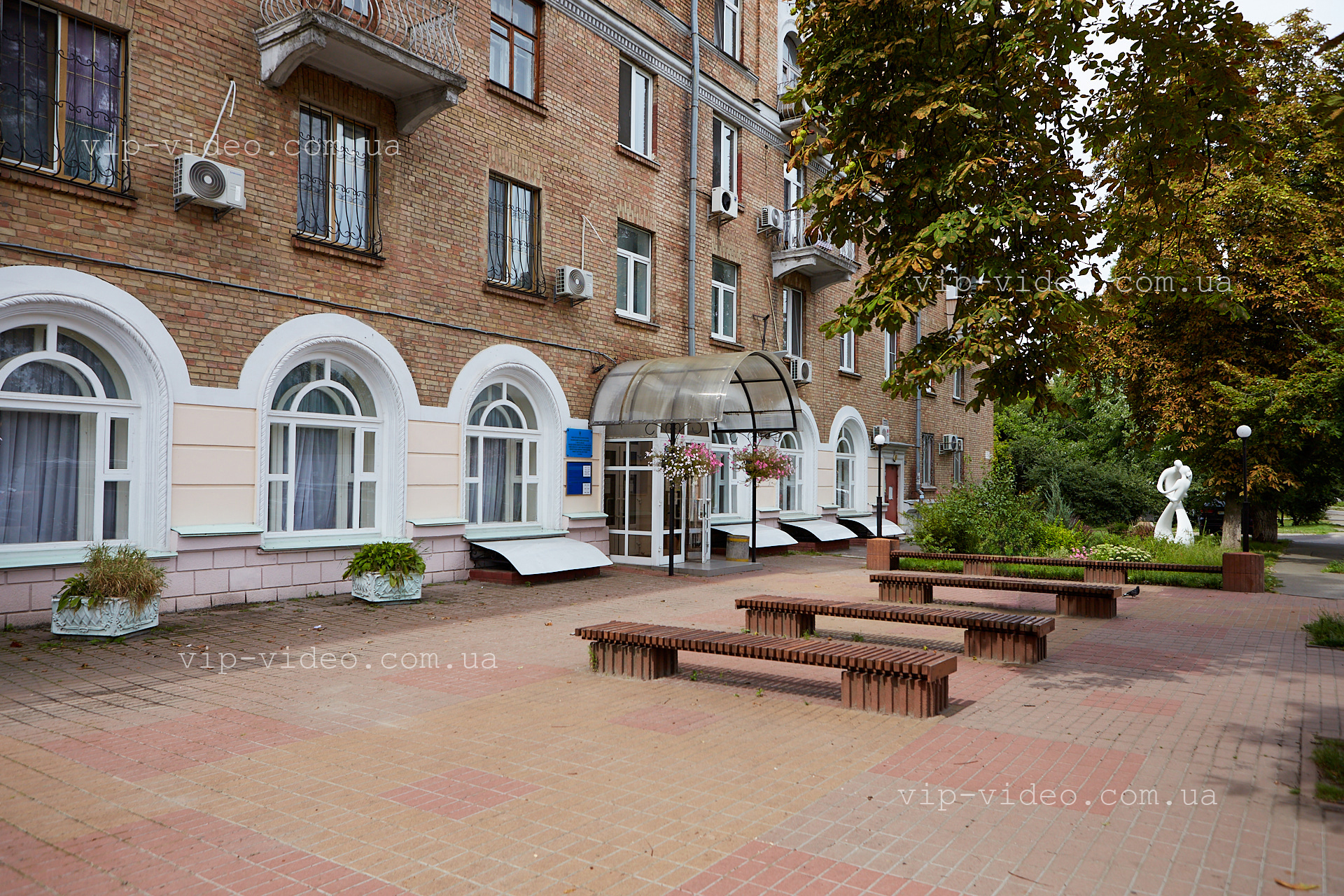 Фотографія загального вигляду будівлі для урочистої церемонії Шевченківського РАЦС міста Київ і зеленої зони поряд