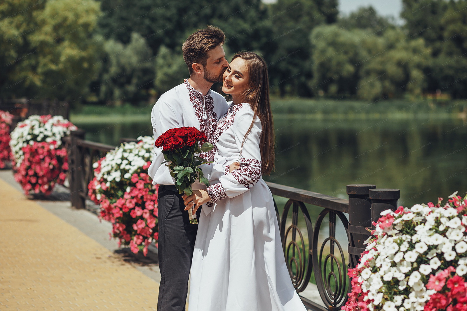 Фотографія молодят в Українському вбранні на весіллі під час війни